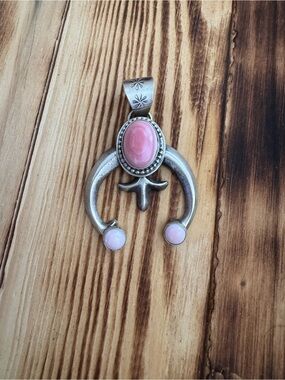 Chimney Butte Pink Conch Naja Pendant